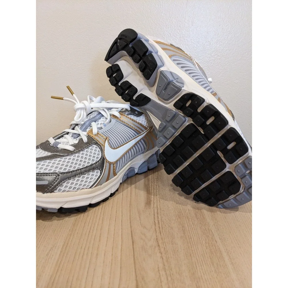 Nike Air Zoom Vomero 5 Metallic Pewter Gold Men's 10 HJ7247-099 New‎ No Box